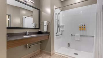 Quarto standard, 1 cama King, acessível, geladeira e micro-ondas | Banheiro | Secador de cabelo, toalhas de banho