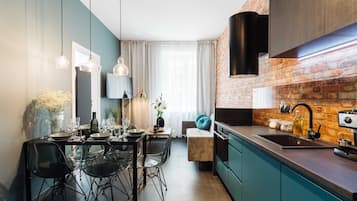 Kühlschrank, Ofen, Herdplatte, Wasserkocher mit Kaffee-/Teezubehör