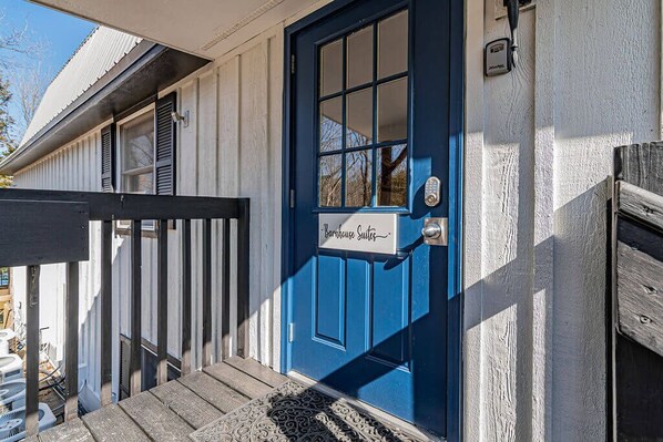 Una puerta azul con un letrero que dice 'Barnhouse Suites'.