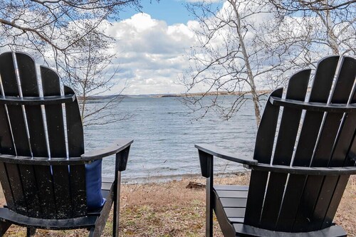 Relaxing Lakefront King Suite Near Big Cedar, Deck, Full Kitchen Shared Hot Tub & Free Tickets