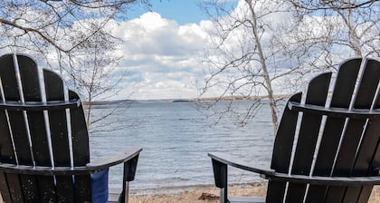 Relaxing Lakefront King Suite Near Big Cedar, Deck, Full Kitchen Shared Hot Tub & Free Tickets