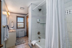 Dusche, Haartrockner, Handtücher