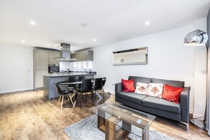 Flat-screen TV - Lucienne Apartments (London)