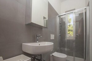 Vila, 5 kamar tidur | Kamar mandi | Shower, pancuran hujan, kloset, dan handuk