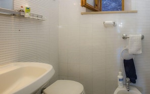 Apartment, 2 Bedrooms | Bathroom | Shower, rainfall showerhead, bidet, towels