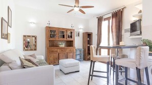 Appartement, 1 slaapkamer | Woonruimte | Een flatscreentelevisie