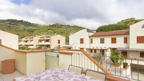 A residential area with a balcony overlooking a hillside. - Giulia (Campo nell'Elba)