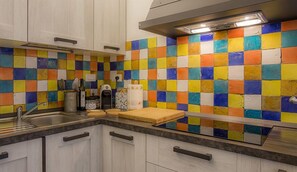 Departamento, 1 habitación (Lia Primo Piano) | Cocina privada | Refrigerador con congelador, horno, parrilla de estufa y lavavajillas 