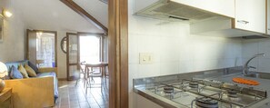 Studio | Eget kök | Kylskåp, spishäll och grytor/köksredskap