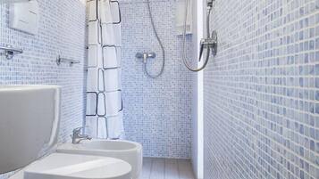 Studio | Bathroom | Shower, rainfall showerhead, bidet, towels