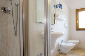 Apartment, 1 Bedroom | Bathroom | Shower, rainfall showerhead, hair dryer, bidet - Punta dei Barbari (Rio)