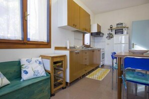 Apartment, 2 Schlafzimmer | Essbereich im Zimmer