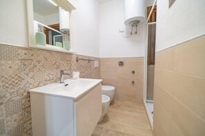 Apartamento, 2 habitaciones | Baño | Ducha, cabezal de ducha tipo lluvia, bidé y toallas