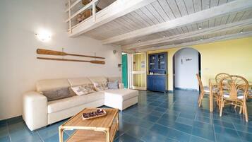 Villa, 3 Schlafzimmer | Wohnbereich | Flachbildfernseher