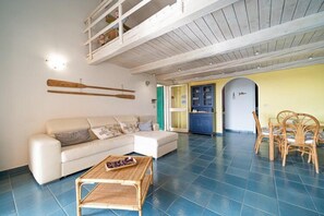 Villa, 3 Schlafzimmer | Wohnbereich | Flachbildfernseher