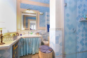 Villa, 4 slaapkamers | Badkamer | Een douche, een regendouche, een bidet, handdoeken