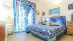 Une chambre à coucher avec un lit, une table de chevet, une commode et une fenêtre avec des rideaux.