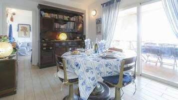 Vila, 4 kamar tidur | Makan di kamar