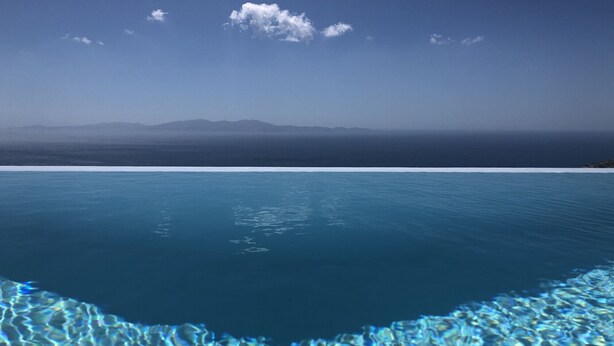 A clear blue pool with a view of distant mountains under a clear sky. - House G in Kardiani Tinos (Tinos)