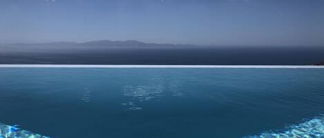 Villa | 4 bedrooms, in-room safe, bed sheets