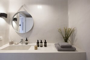 Ferienhaus | Badezimmer | Kostenlose Toilettenartikel, Bademäntel, Hausschuhe