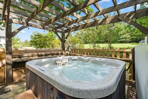 Outdoor spa tub - Walk-In King Size Lakefront Suite-Free Daily Tickets-Dog Friendly-Cmty Hot Tub! (Hollister)