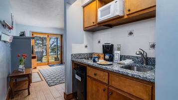 Réfrigérateur, micro-ondes, cafetière/bouilloire