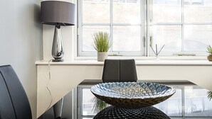 Leilighet (First Floor) | Spiseområde på rommet