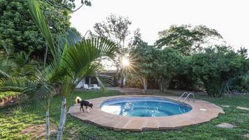 Tina de hidromasaje al aire libre