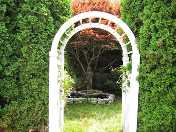 Property grounds - Fabulous vacation home that is great for groups or families. Only blocks to Boone St ! (Narragansett)