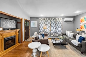 Smart TV - Fabulous vacation home that is great for groups or families. Only blocks to Boone St ! (Narragansett)