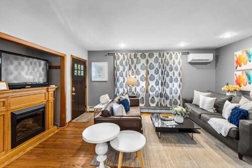 Fabulous vacation home with private deck- Great for Groups.  Only blocks to Boone St + Crazy Burger!