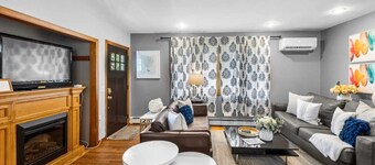 Fabulous vacation home with private deck- Great for Groups.  Only blocks to Boone St + Crazy Burger!