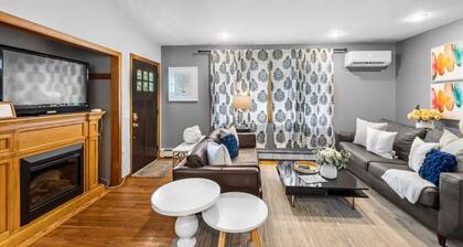 Fabulous vacation home with private deck- Great for Groups. Only blocks to Boone St + Crazy Burger!