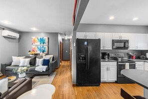 ثلاجة، ميكروويف، فرن، موقد طهي مسطح