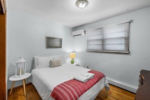 3 bedrooms, iron/ironing board, free WiFi, bed sheets - Fabulous vacation home that is great for groups or families. Only blocks to Boone St ! (Narragansett)