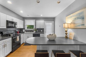 Fridge, microwave, oven, stovetop - Fabulous vacation home that is great for groups or families. Only blocks to Boone St ! (Narragansett)