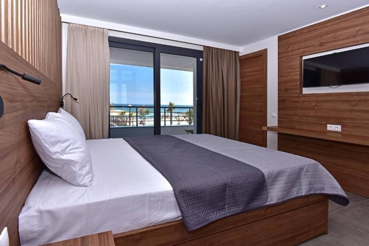 Doppia Deluxe, vista mare | Minibar, una cassaforte in camera, insonorizzazione
