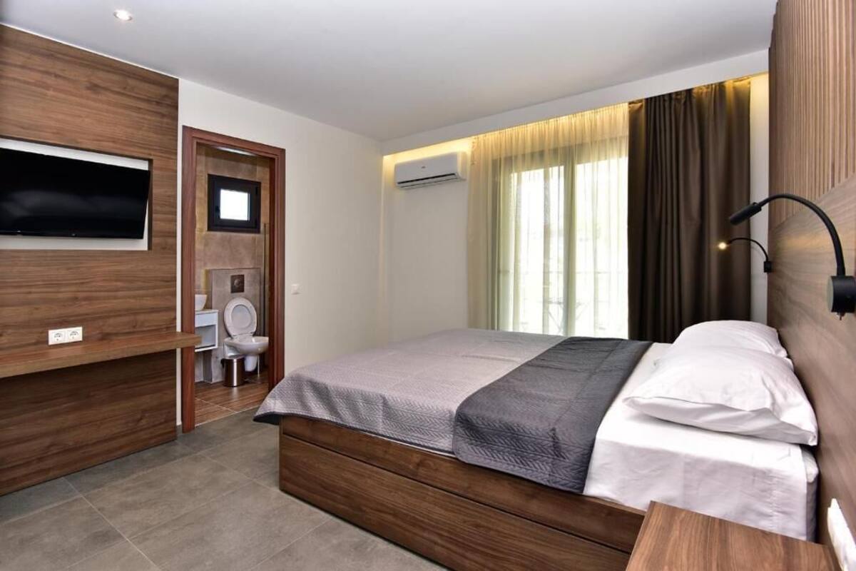 Deluxe Triple Room, Garden View | Minibar, in-room safe, soundproofing, cribs (surcharge)