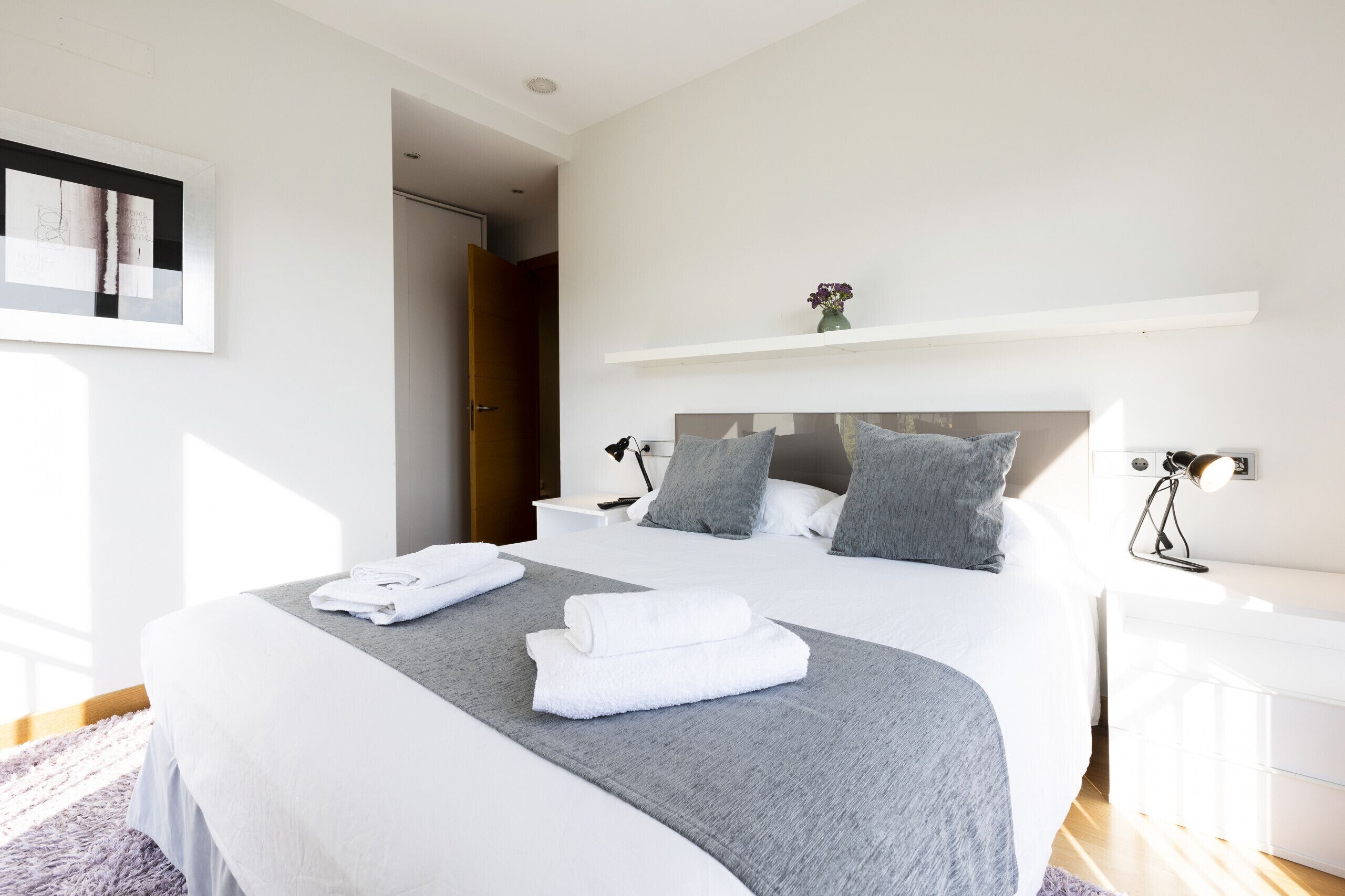 3 slaapkamers, een strijkplank/strijkijzer, gratis wifi, beddengoed