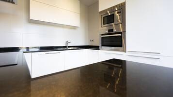 Een koelkast, een microgolfoven, een oven, een vaatwasser