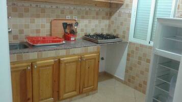 Apartment | Eigene Küche | Großer Kühlschrank, Herdplatte, Kochgeschirr/Geschirr/Besteck