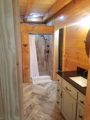 Haartrockner, Handtücher, Toilettenpapier