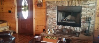 Cozy Cabin getaway with hot tub