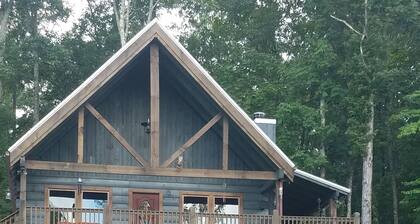 Cozy Cabin getaway with hot tub