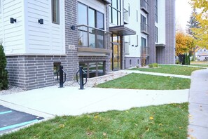 Exterior - Artfully decorated Downtown Condo: Capri 004 (Traverse City)