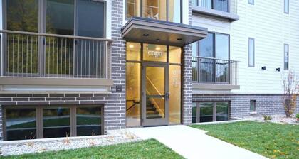Artfully decorated Downtown Condo: Capri 004