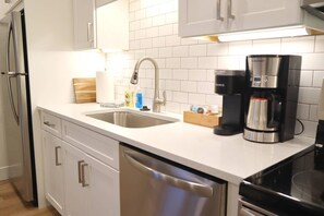 Réfrigérateur, micro-ondes, cafetière/bouilloire