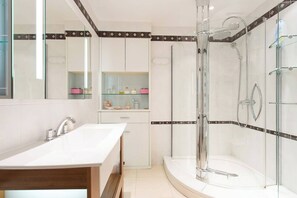 Douche, séchoir à cheveux, serviettes fournies, shampooing