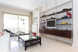 TV, offices - Martinez hotel area: 2 beds/2 baths (Cannes)